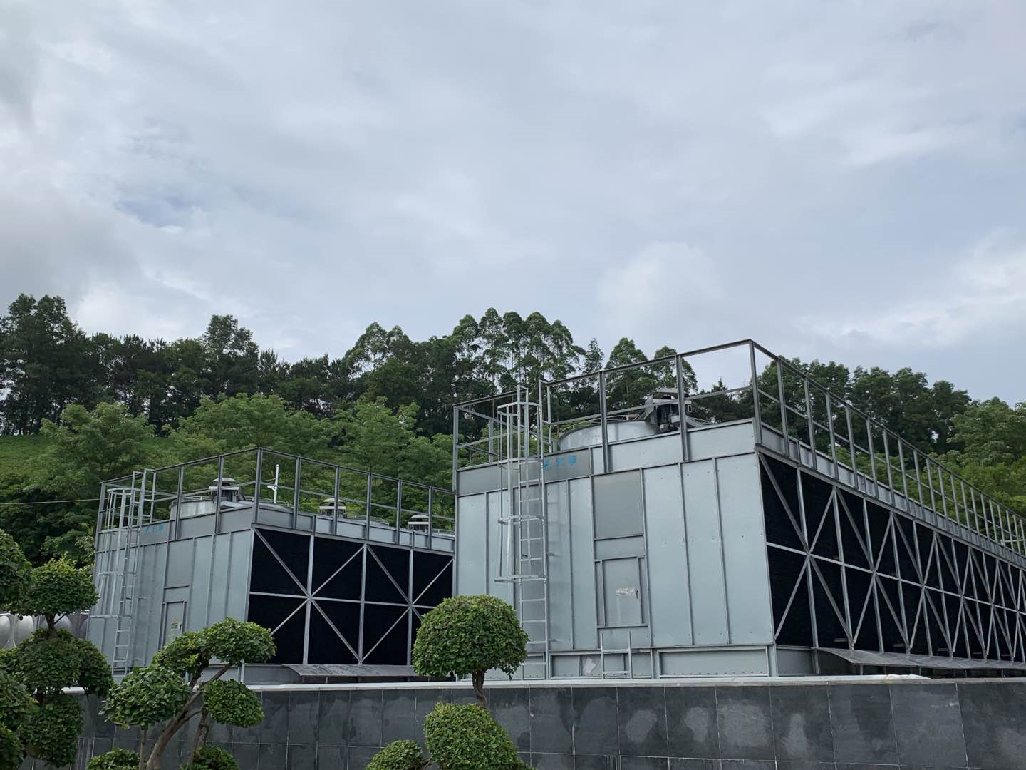 不銹鋼冷卻塔廠家該如何做好冷卻塔產品的夏季保養工作呢?(專業冷卻塔生產廠家規格)
