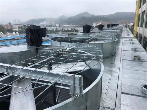 為何冷卻塔里的噴淋水需要更換？